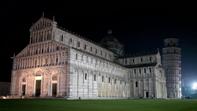 Pisa-catedral-y-torre-por-la-noche
