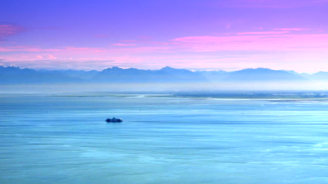 Vista-aérea-de-la-ciudad-de-Vancouver-y-las-montañas-de-North-Shore,-BC-Ferry-buque