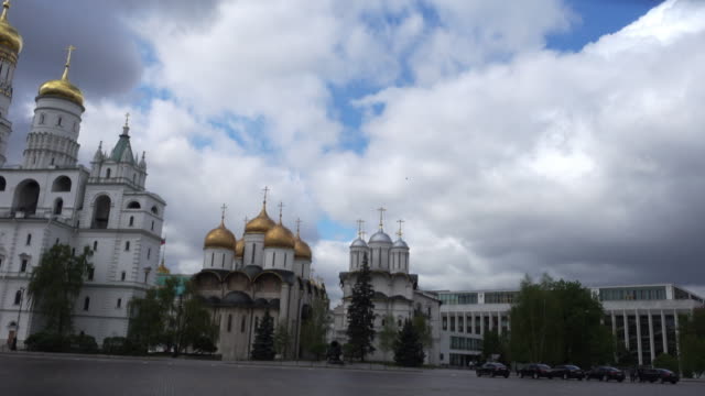 Panorámica-vista-de-la-catedral-de-Kremlin-en-Moscú,-la-plaza