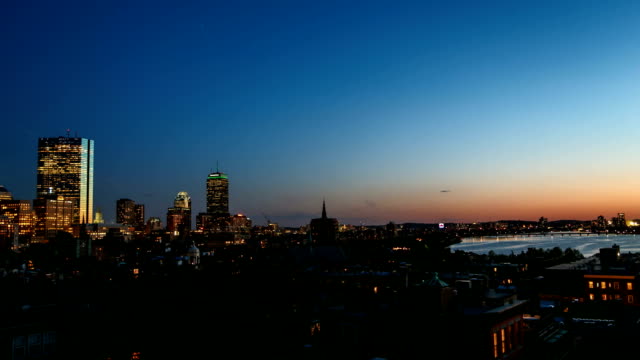Dramatische-und-farbenfrohen-Sonnenuntergang-Zeitraffer-die-Boston-Skyline-entlang-des-Charles-River.