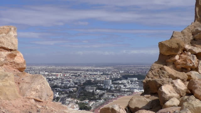 Antiguas-ruinas-y-la-ciudad-marroquí