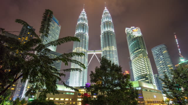 Malaysia-Nacht-Licht-KLCC-Park-Petronas-twin-Towers-Suria-Mall-Panorama-4k-Zeitraffer