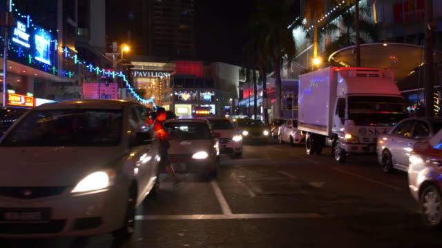 Malaysia-Nacht-Licht-Kuala-Lumpur-Zentrum-Verkehr-Straße-Zebrastreifen