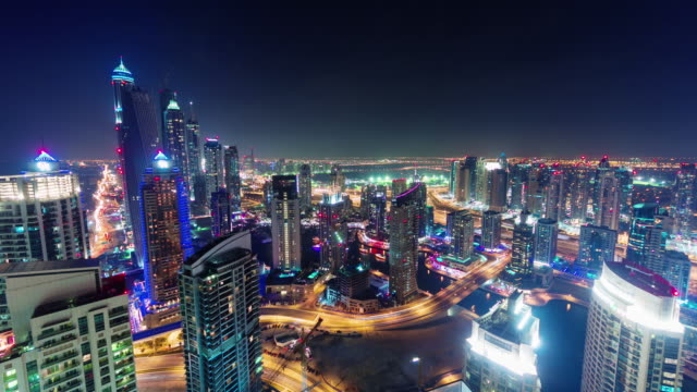 Dubai-marina-noche-iluminación-tráfico-techo-superior-panorama-4-tiempo-k-lapso-Emiratos-Árabes-Unidos