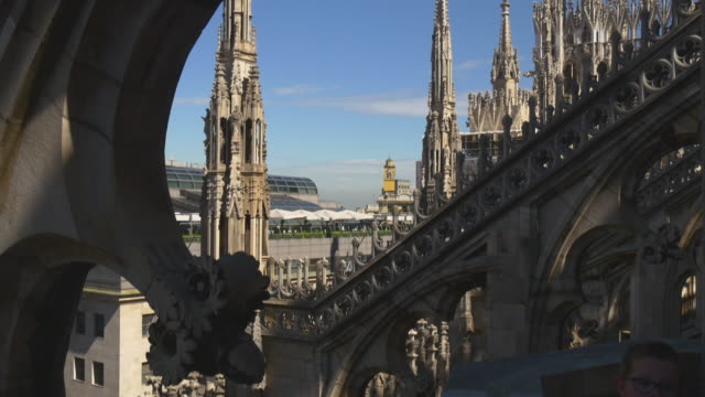 Italien-Sonnentag-Duomo-Kathedrale-auf-dem-Dach-Dekoration-Seitenansicht-4-k-Mailand