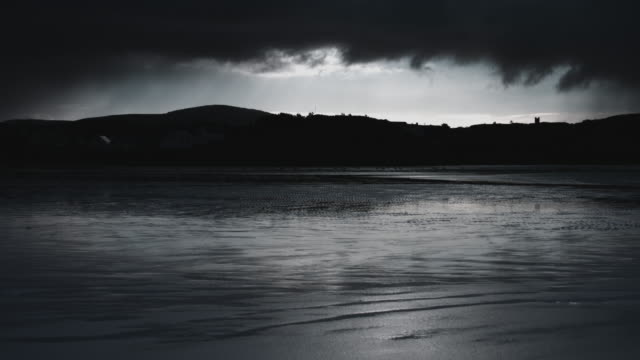 4-k-Schuss-von-Strand-mit-dunklen-Wolken-in-Irland