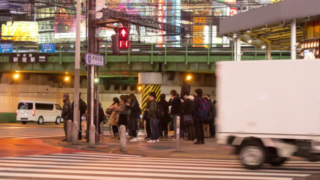 UHD:-Peatones-cruzando-en-Shinjuku