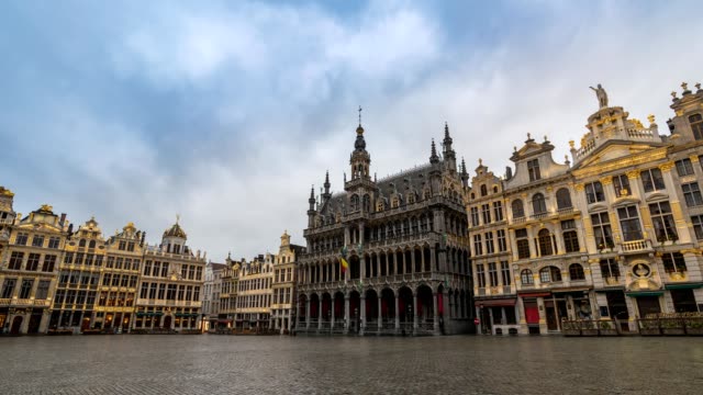 Brussels-city-skyline--timelapse-at-Grand-Place,-Brussels,-Belgium,-4K-Time-lapse