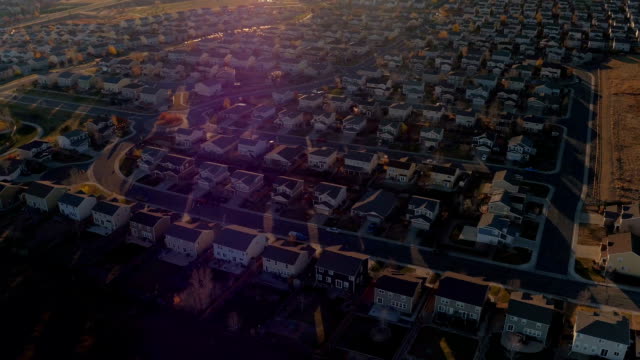 ANTENA:-Nuevas-casas-en-la-comunidad-suburbana-moderna-al-amanecer-soleado-en-Denver,-Estados-Unidos