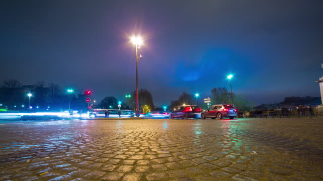 Frankreich-Nacht-Paris-Verkehr-Avenue-de-New-York-Stoppschild-Panorama-4k-Zeitraffer