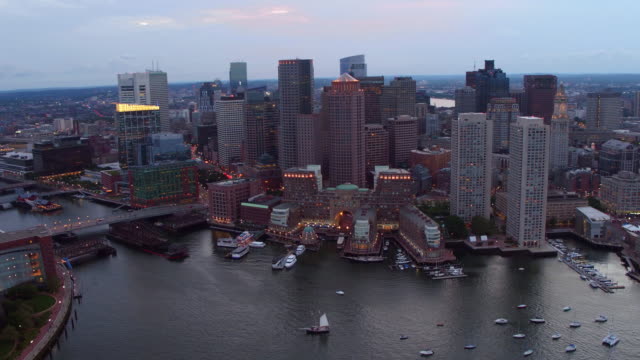 Luftaufnahme-der-Innenstadt-von-Boston-in-der-Abenddämmerung