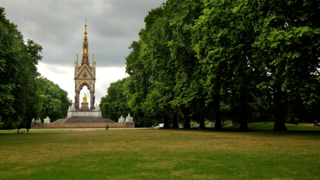 Der-Albert-Memorial-in-Kensington-Gardens,-London.