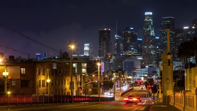 Die-Innenstadt-von-Los-Angeles-1st-Street-Bridge-und-Goldlinie-Nacht-Zeitraffer