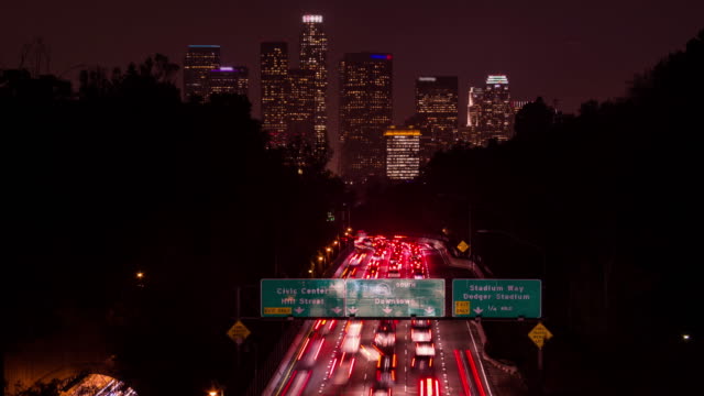 Die-Innenstadt-von-Los-Angeles-Timelapse-mit-110-Freeway-Nacht