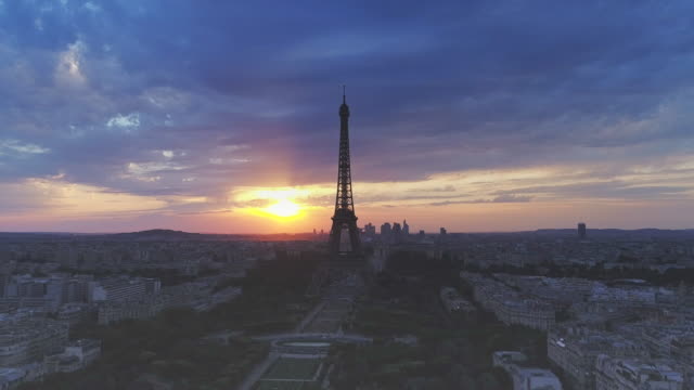 Luftaufnahme-der-Eiffel-Turm-während-des-Sonnenuntergangs,-Paris