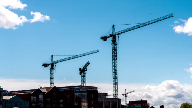 Construction-crane-in-Dublin,-Ireland