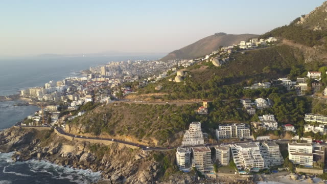 Luftaufnahmen-von-Clifton-Beach-entlang-der-Atlantikküste-und-Signal-Hill-in-Kapstadt
