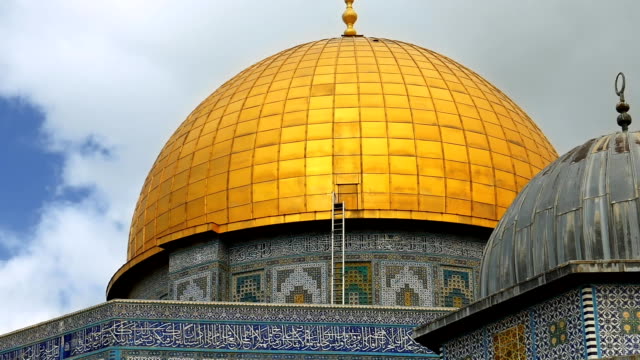 Dome-of-the-Rock-mosque-in-Jerusalem-zoom-shot