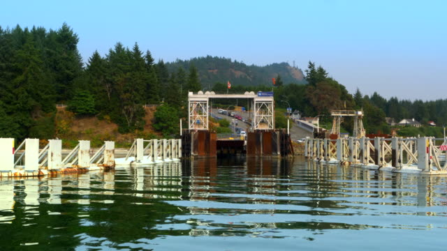 Ferry-Boat-Dock,-kleine-Insel-Transport