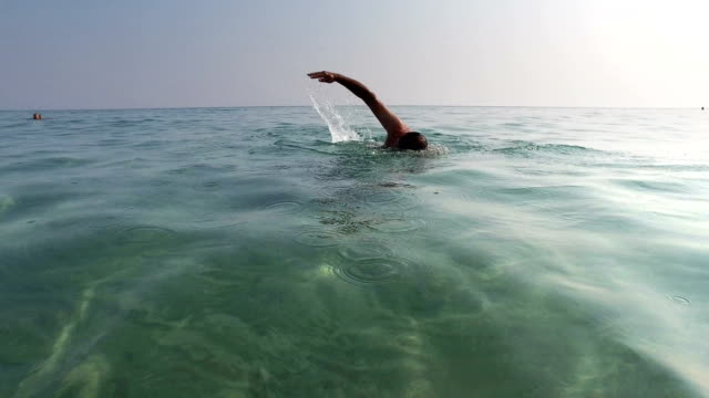 Nadador-profesional-natación-trekking-tiro-de-arrastre-al-aire-libre,-frontal-vista-4k