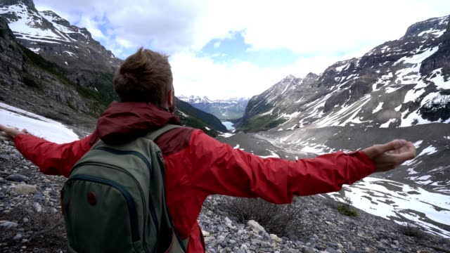 Abenteuerliche-Mann-Arme-ausgestreckt-auf-Gletscher