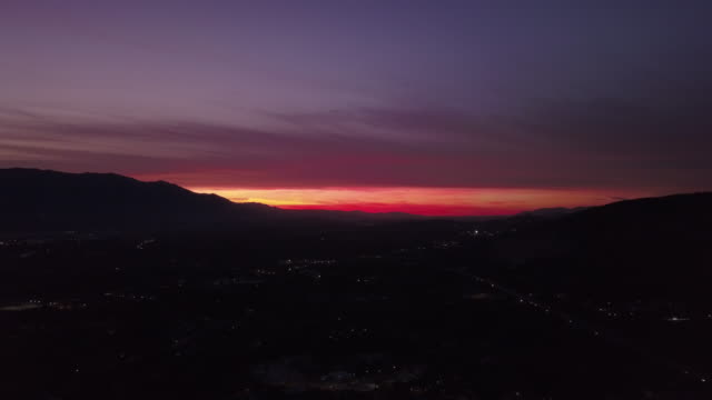 Video-de-arriba.-Vista-aérea-de-una-increíble-puesta-de-sol-detrás-de-las-montañas-italianas.