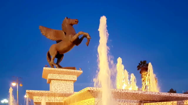 Corinto,-Grecia,-05-de-octubre-de-2017.-Hora-azul-de-la-estatua-de-Pegaso-en-Corinto-en-el-Peloponeso-en-Grecia.