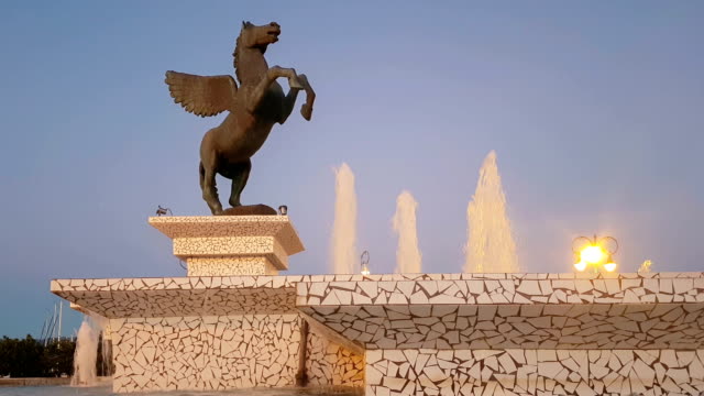 Corinto,-Grecia,-05-de-octubre-de-2017.-Corinto-en-la-plaza-central-de-Grecia-con-la-estatua-de-Pegaso-y-la-fuente.