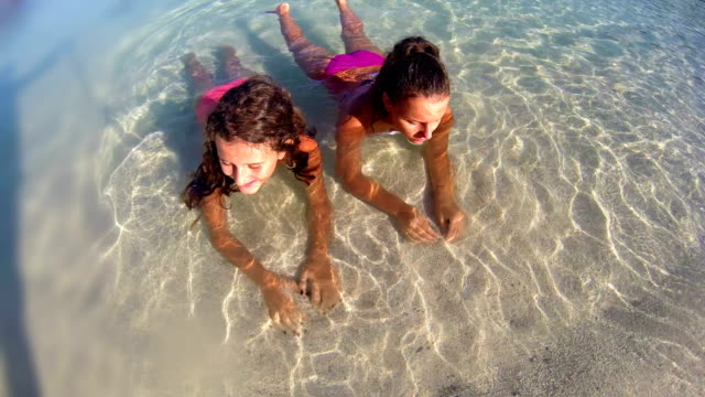 Retrato-sonriente-de-chicas-en-bikini-disfrutando-de-estar-a-solas-por-el-océano-en-vacaciones-en-la-playa-tirado
