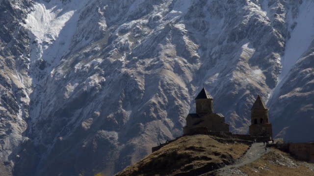 Antigua-iglesia-de-la-Trinidad-Gergeti-cerca-de-Monte-Kazbek,-montañas-del-Cáucaso.