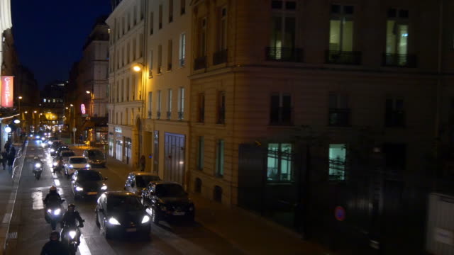 iluminación-de-tiempo-Francia-noche-panorama-calle-del-paseo-de-la-autobús-del-Double-Decker-París-4k