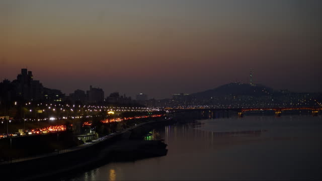 Ciudad-noche-puesta-de-sol-vista-de-la-carretera-Time-lapse
