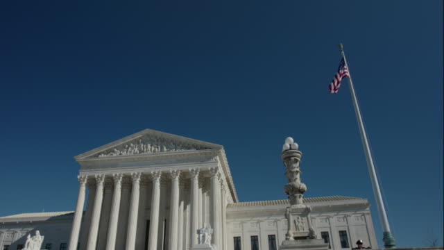 US-Supreme-Court-blauer-Himmel-bewegen-sich-von-US-Flagge