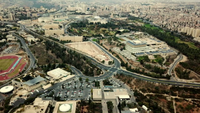 Vista-aérea-del-centro-de-Jerusalén-incluyendo-el-Knesset-y-el-Santuario-de-libros