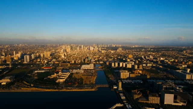 Luftbild-Stadt-mit-Wolkenkratzern-und-Gebäuden.-Philippinen,-Manila,-Makati