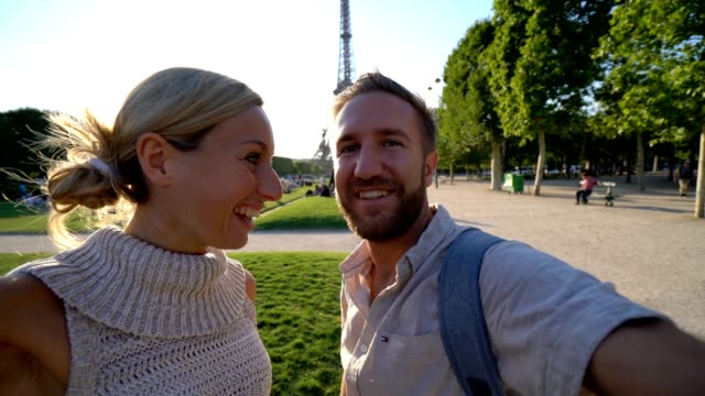 Selfie-Porträt-eines-jungen-Paares-in-Paris-stehen-in-der-Nähe-des-Eiffelturms