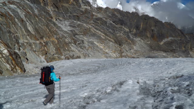 Mädchen-Bergsteiger-im-Himalaya