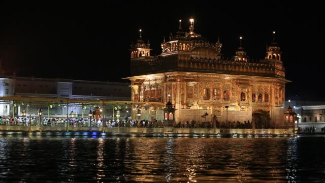 Sikhs-und-Inder-den-goldenen-Tempel-in-Amritsar-in-der-Nacht-zu-besuchen.-Indien
