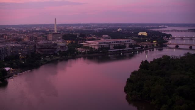 fliegen-auf-Potomac-River-bei-Sonnenaufgang.