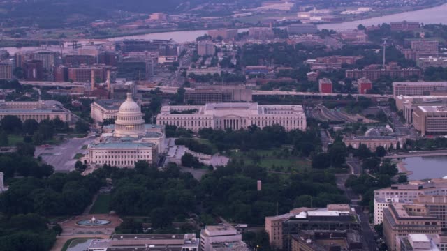 Luftaufnahme-des-US-Capitol-und-der-umliegenden-Gebäude.