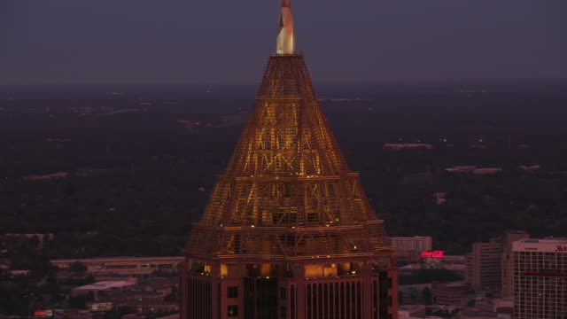 Closeup-Luftbild-von-der-Bank-of-America-Plaza-Gebäude-in-Atlanta-bei-Sonnenuntergang.