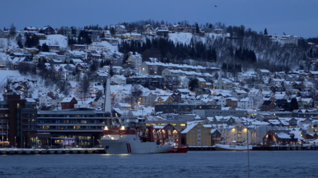 Vista-de-noche-en-Tromso,-Noruega