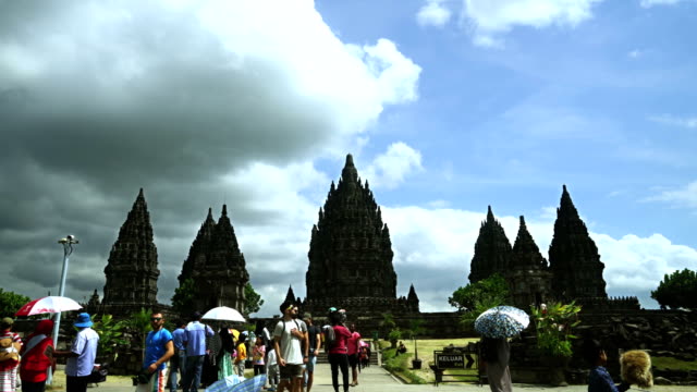 Zeitraffer-der-Touristen-am-Prambanan-Tempel