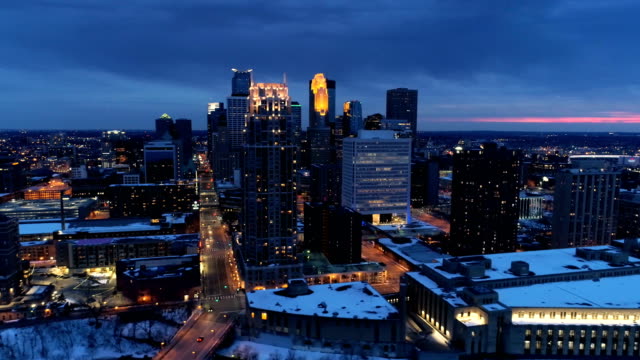 Straßenüberführung-Stadtzentrum-von-Minneapolis-in-der-Nacht---Luftbild-vom-Mississippi