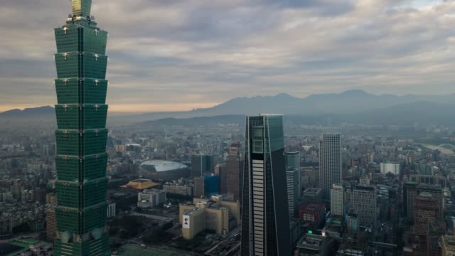 bewölkten-Sonnenuntergang-Taipei-Stadt-berühmten-Turm-Luftaufnahmen-Stadtbild-Panorama-4k-Taiwan