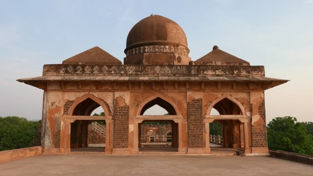 Mandu-Indien-Ruinen-afghanischen-Islam,-Moschee-Denkmal-Königreichsund-muslimischen-Grab.-Jahaz-Mahal.