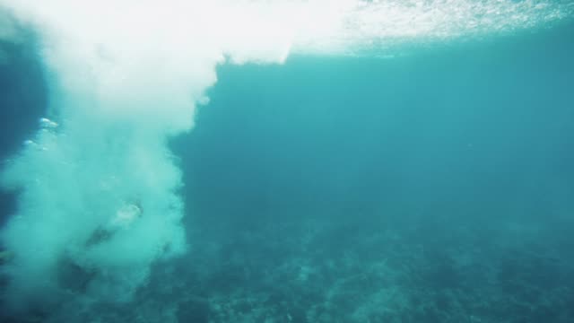 Unterwasseraufnahmen-des-Menschen-springen-ins-Wasser-und-Schwimmen.-Tauchen-in-den-Korallenriffen.