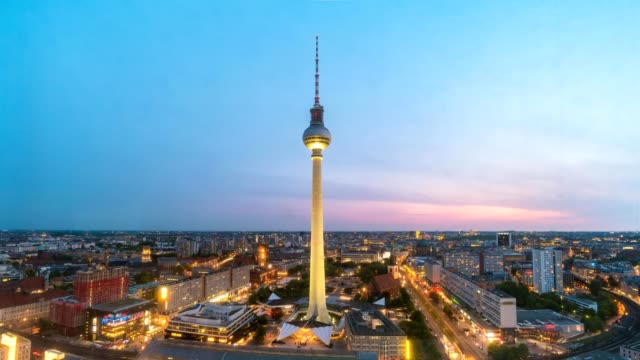 Día-de-skyline-de-la-ciudad-de-Berlín-para-timelapse-noche-en-alexanderplatz-con-la-torre-de-televisión-de-Berlín-(Berliner-Fernsehturm),-lapso-de-tiempo-de-4K-de-Berlín,-Alemania