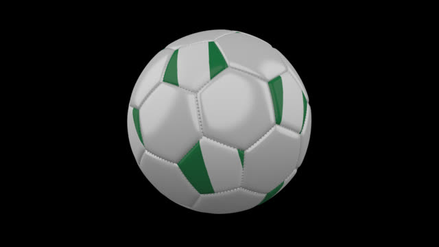 Balón-de-fútbol-con-los-colores-de-la-bandera-de-Nigeria-gira-sobre-fondo-transparente,-render-3d,-prores-4444-con-canal-alfa,-lazo