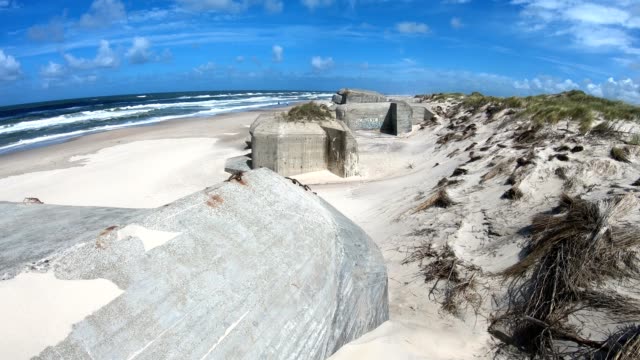 Ruina-del-Bunker-de-hormigón,-pared-del-Atlántico,-segunda-guerra-mundial,-mar-del-norte,-monumento,-4K